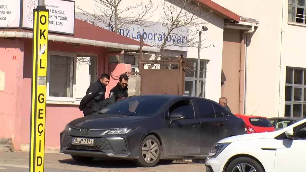 Lise Öğrencisinden Bıçaklı Saldırı