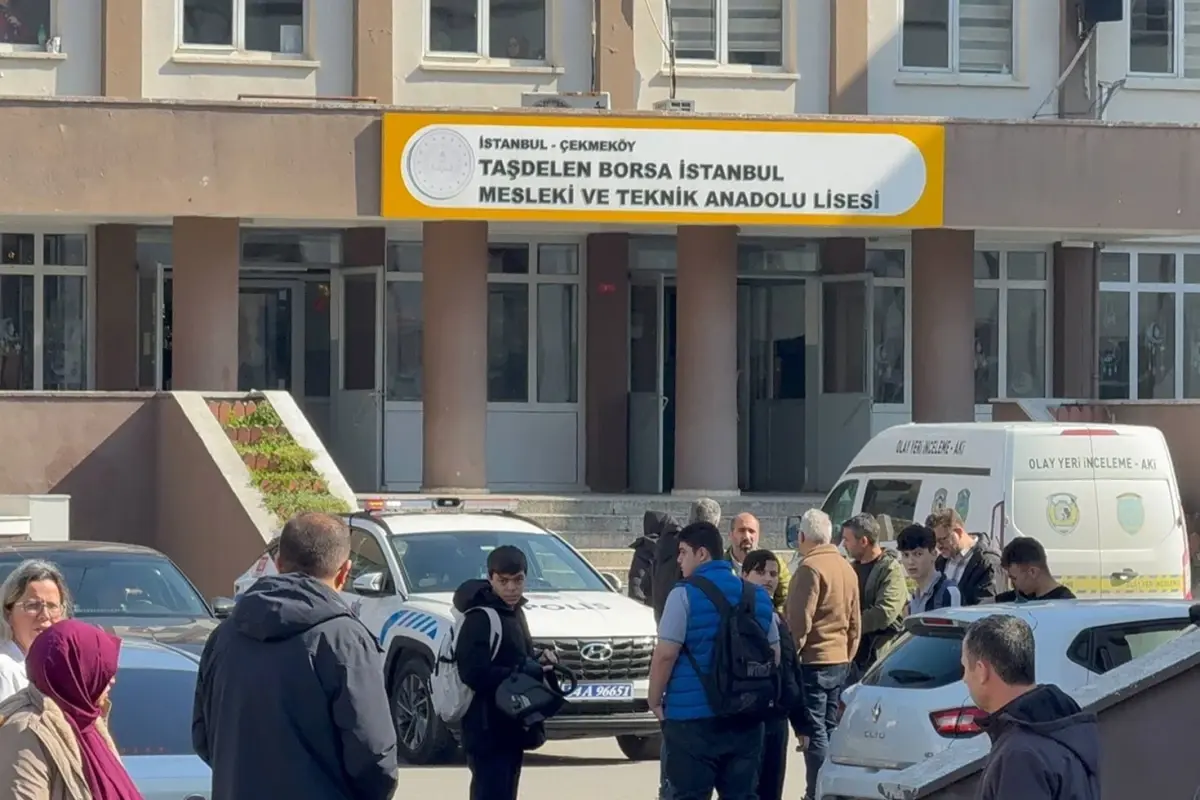 Çekmeköy\'de lise öğrencisinin bıçakla yaraladığı 2 öğretmenden biri hayatını kaybetti