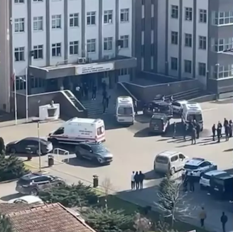 Çekmeköy'de lise öğrencisinin bıçakla yaraladığı 2 öğretmenden biri hayatını kaybetti