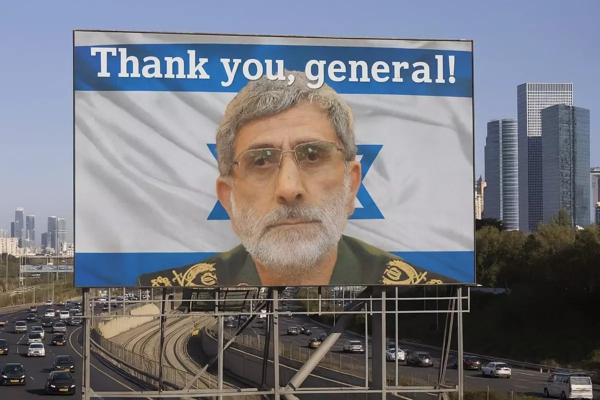 Hainlikle suçlanan İranlı komutanın fotoğrafı Tel Aviv\'e asıldı