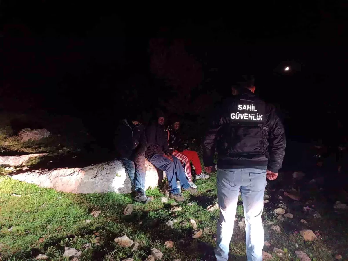 İzmir\'de İHA ile 22 Düzensiz Göçmen Yakalandı