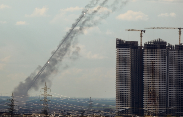 İran, Hürmüz Boğazı'nı kapattı: Geçmeye çalışan her gemiyi hedef alacağız