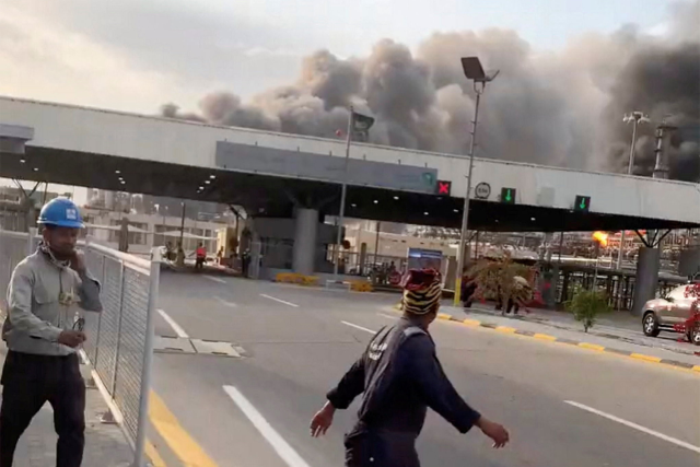 İran, Suudi Arabistan petrolünün kalbini vurdu! Aramco rafinerisinden dumanlar yükseliyor