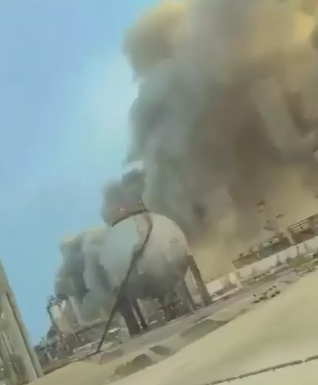 İran, Suudi Arabistan petrolünün kalbini vurdu! Aramco rafinerisinden dumanlar yükseliyor