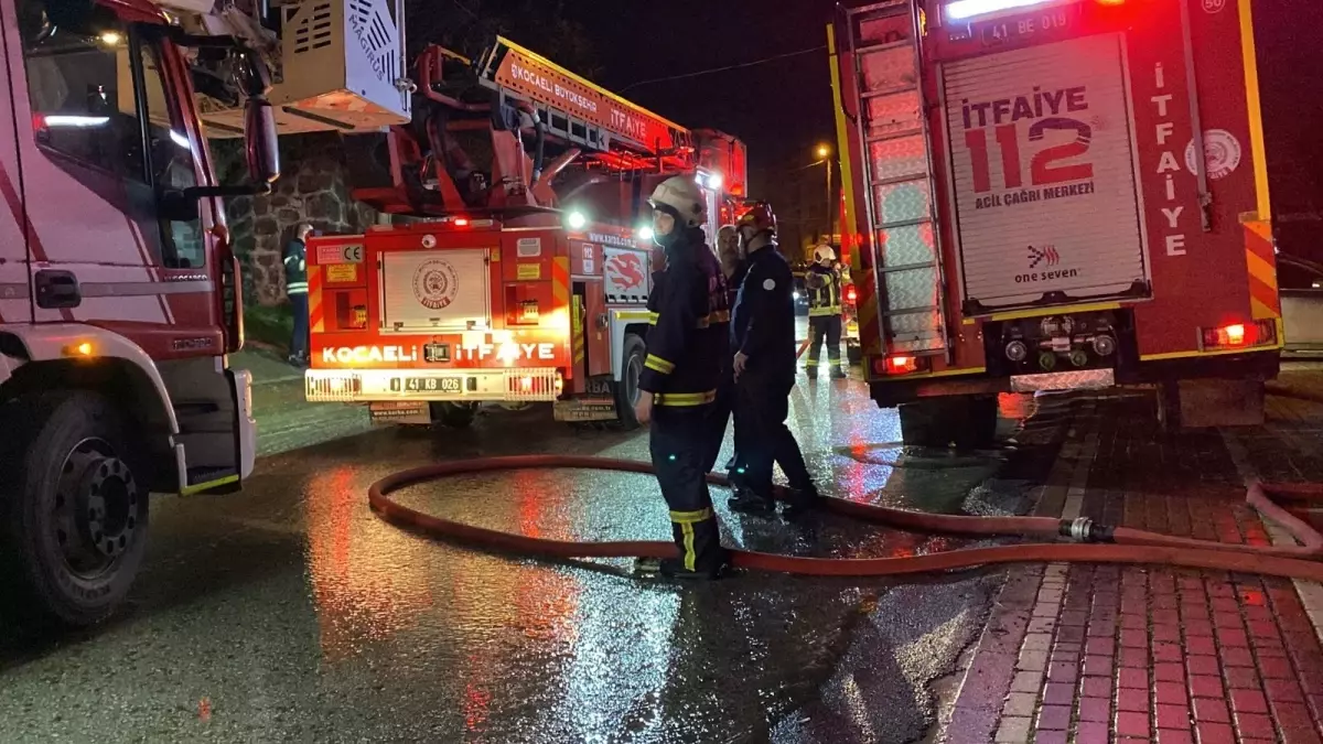 Başiskele\'de Çatı Yangını