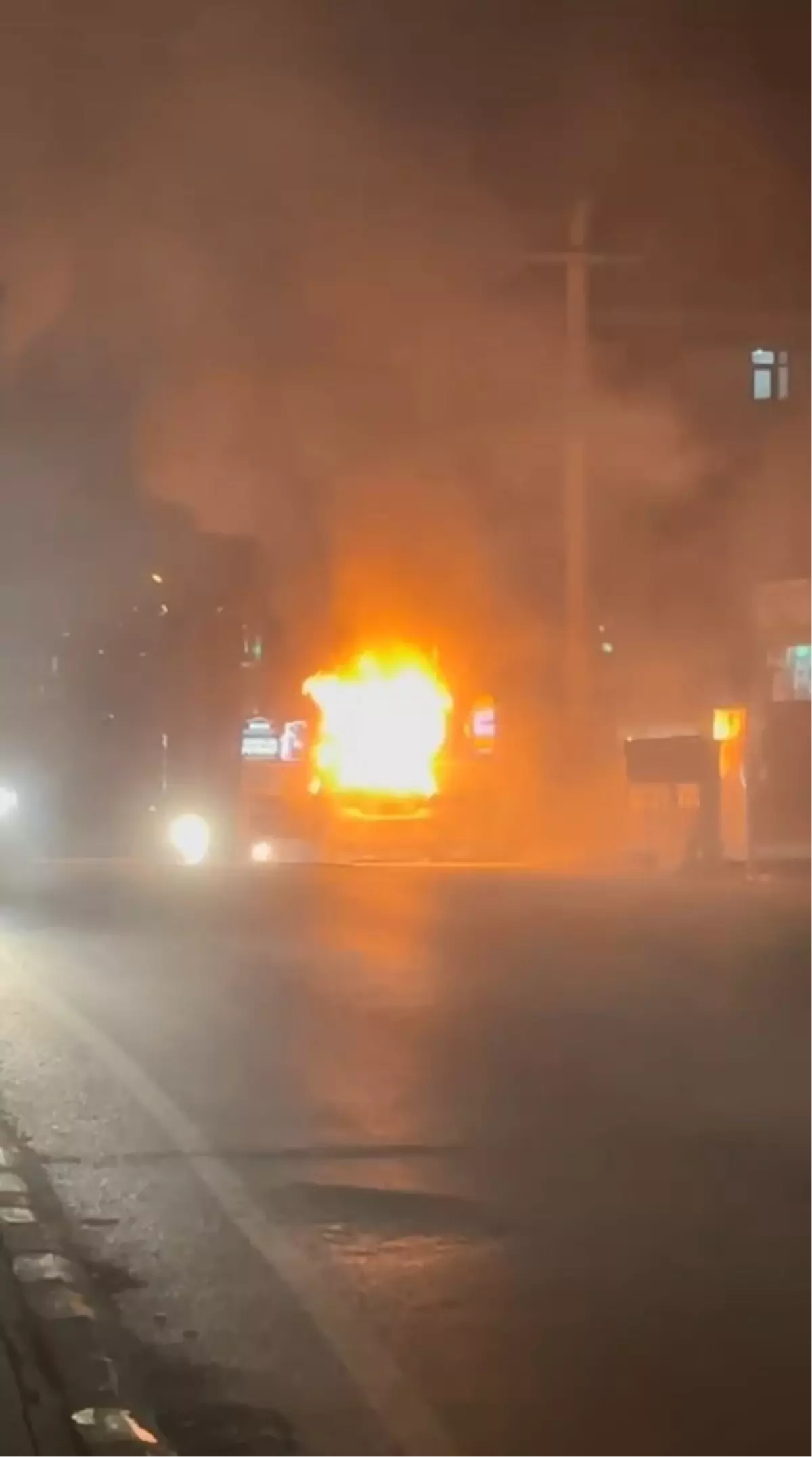 İzmit\'te Seyir Halindeki Otomobil Alev Alev Yandı