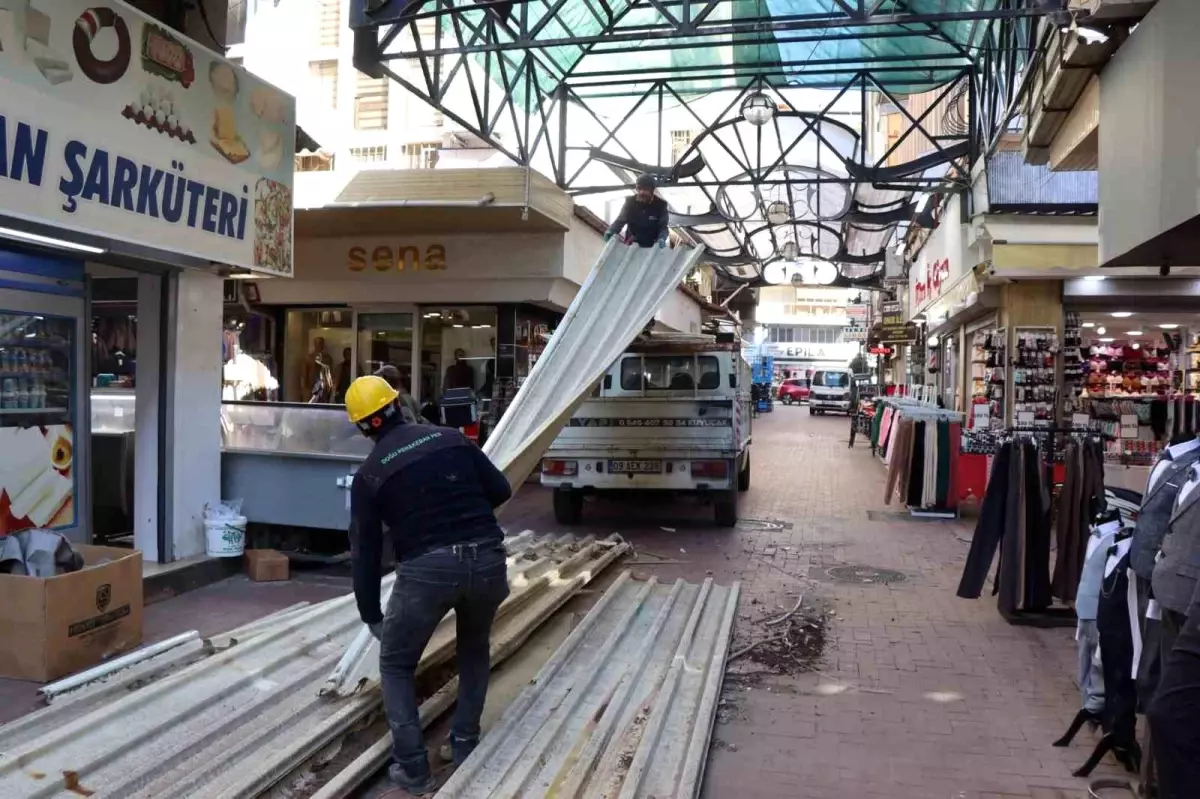 Nazilli Ayakkabıcılar Sokağı\'nda çatı yenileme çalışmaları yeniden başladı