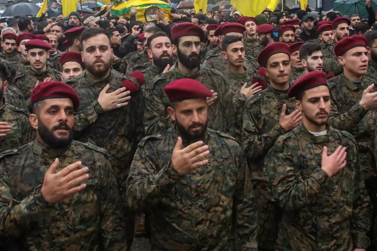 Savaşa katılan Hizbullah\'a soğuk duş! Başbakan askeri faaliyetlerini yasakladı