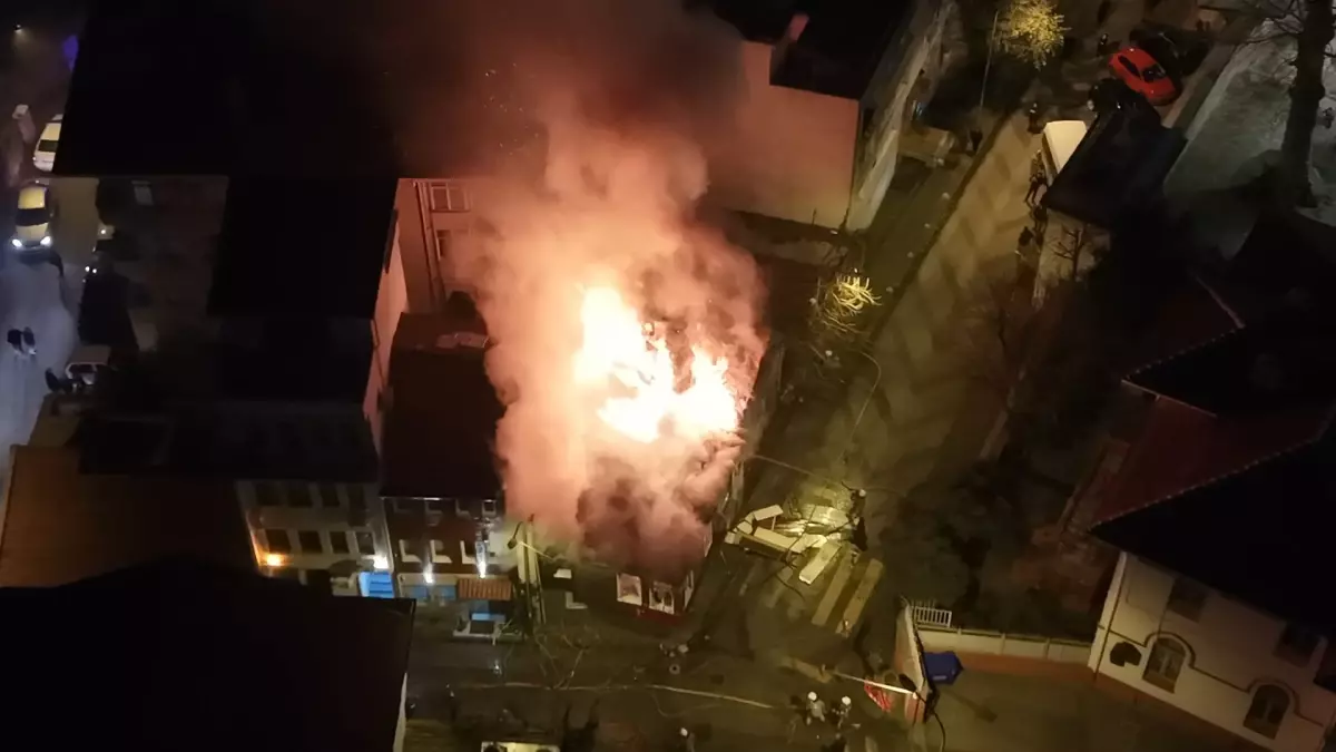 Üsküdar\'da Ahşap Binada Yangın Çıktı