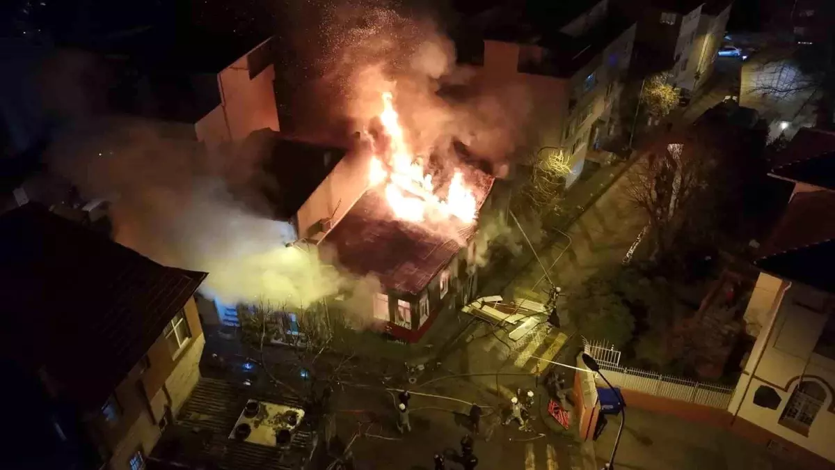 Üsküdar\'da Tarihi Bina Yangını
