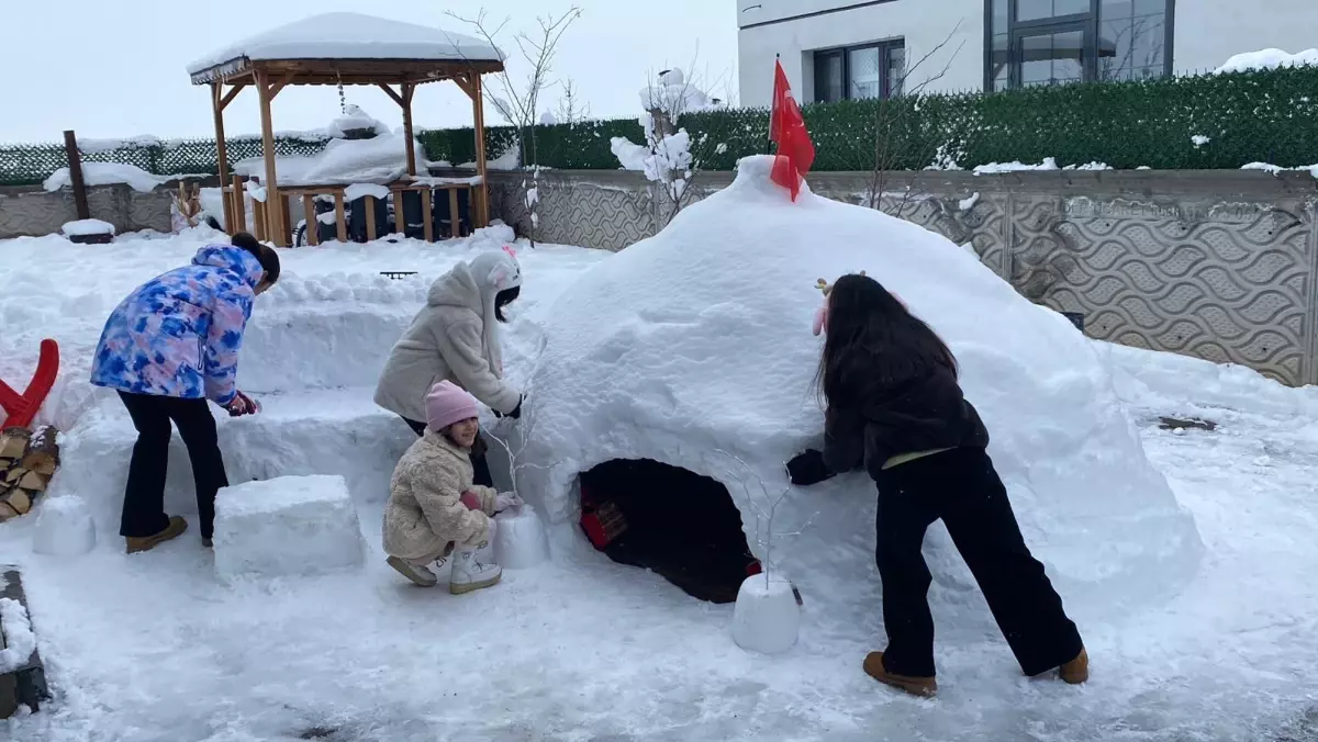Kars\'ta çocuklardan kardan ev