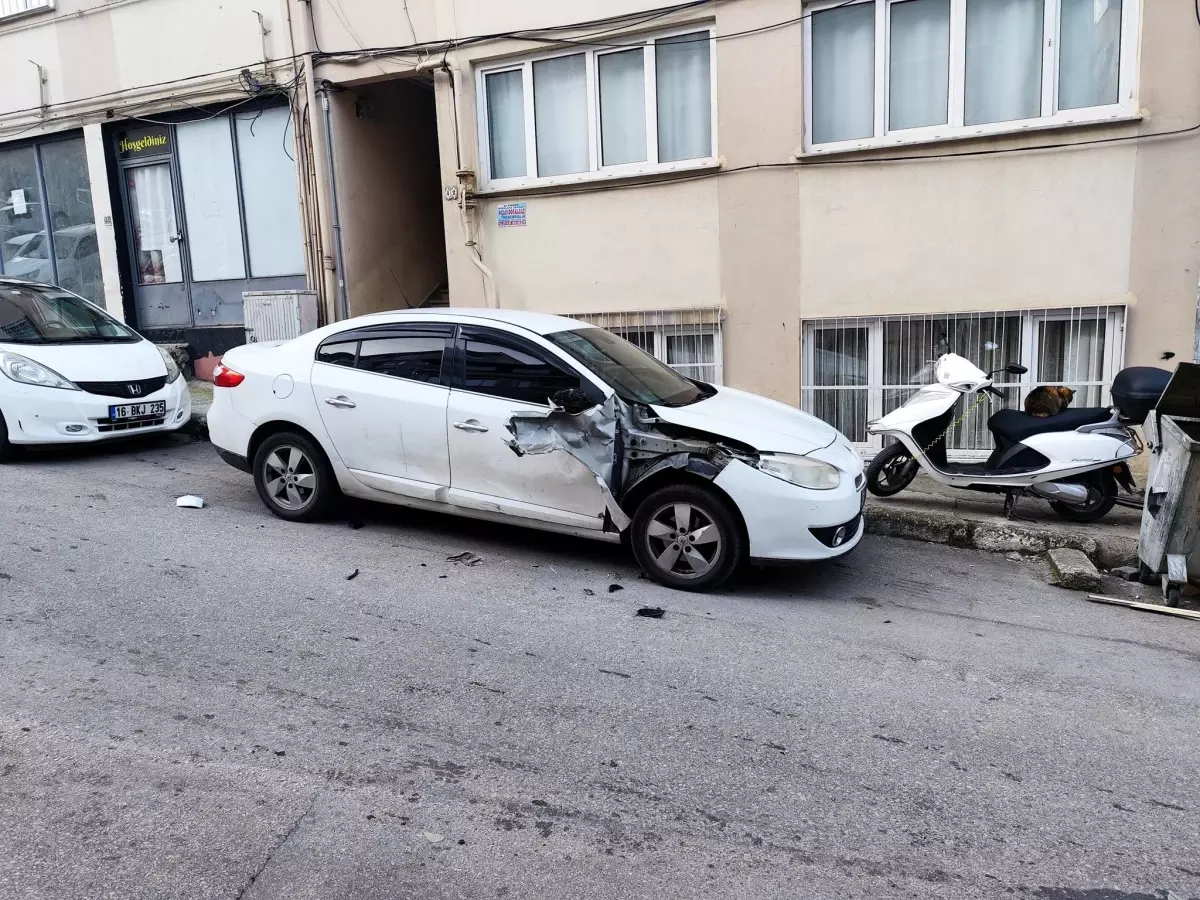 Bursa\'da Kamyonet Park Halindeki Araca Çarptı