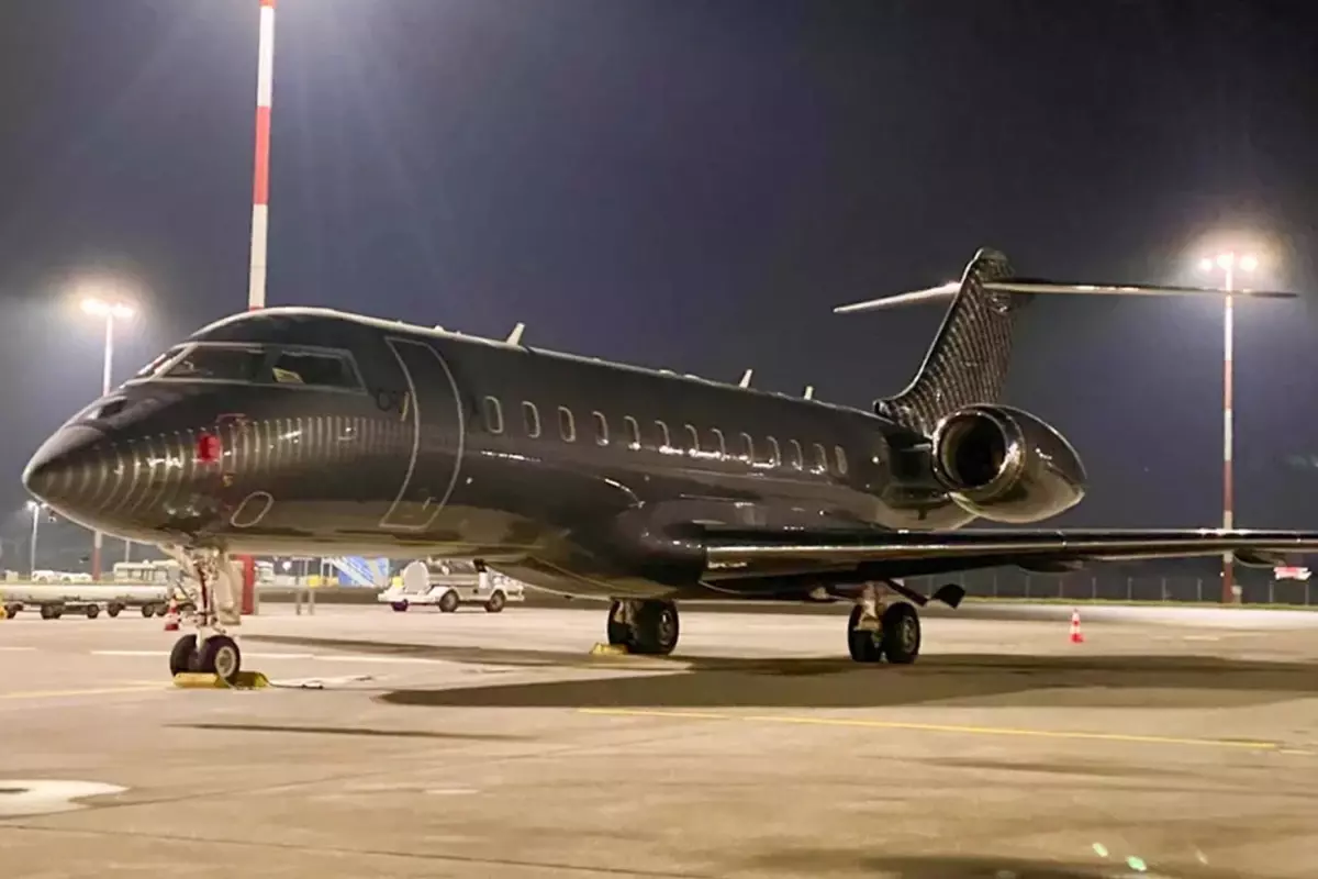Bu ismi tanımayan yok! Artan gerilim sonrası 70 milyon Euro\'luk özel jetine binip ülkeden kaçtı
