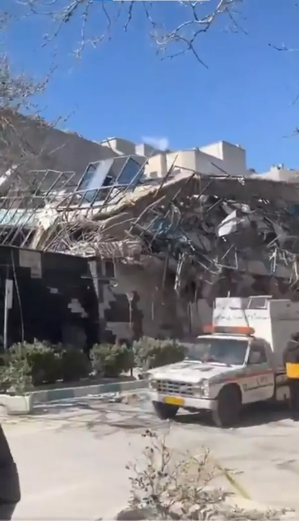 İsrail'in vurduğu Tahran'dan dumanlar yükseliyor! Yeni liderin seçileceği binayı vurdular İsrail'in vurduğu Tahran'dan dumanlar yükseliyor! Yeni liderin seçileceği binayı vurdular