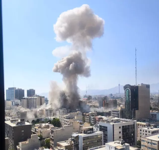 İsrail'in vurduğu Tahran'dan dumanlar yükseliyor! Yeni liderin seçileceği binayı vurdular İsrail'in vurduğu Tahran'dan dumanlar yükseliyor! Yeni liderin seçileceği binayı vurdular