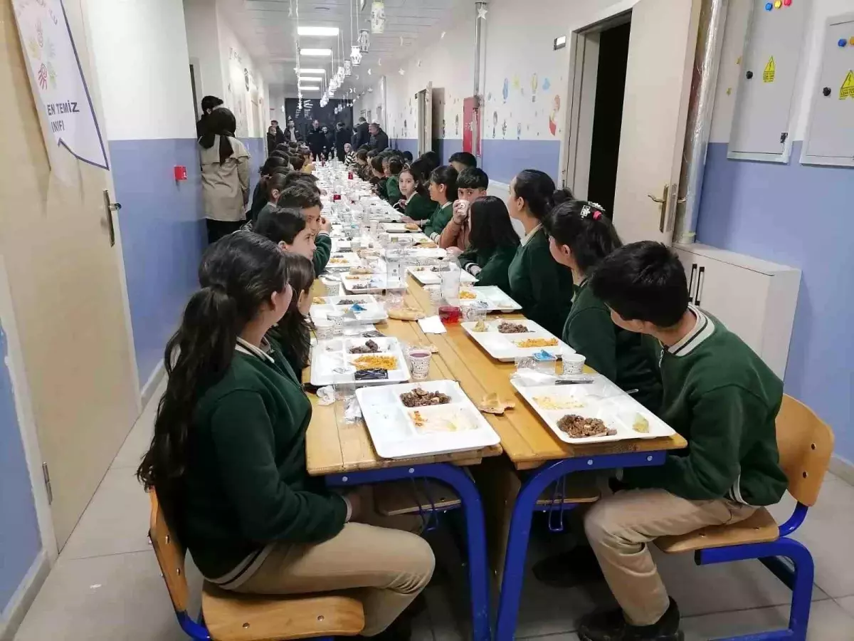 Karaçoban\'da okulda "Maarifin kalbinde ramazan" temalı iftar programı