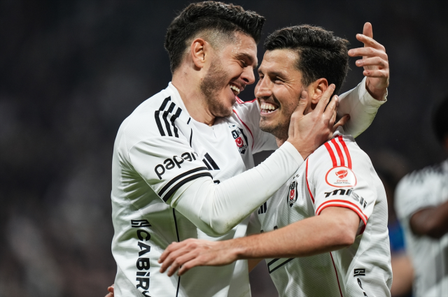 4 golle liderlik! Beşiktaş Galatasaray derbisi öncesi vitesi 5'e taktı 4 golle liderlik! Beşiktaş Galatasaray derbisi öncesi vitesi 5'e taktı