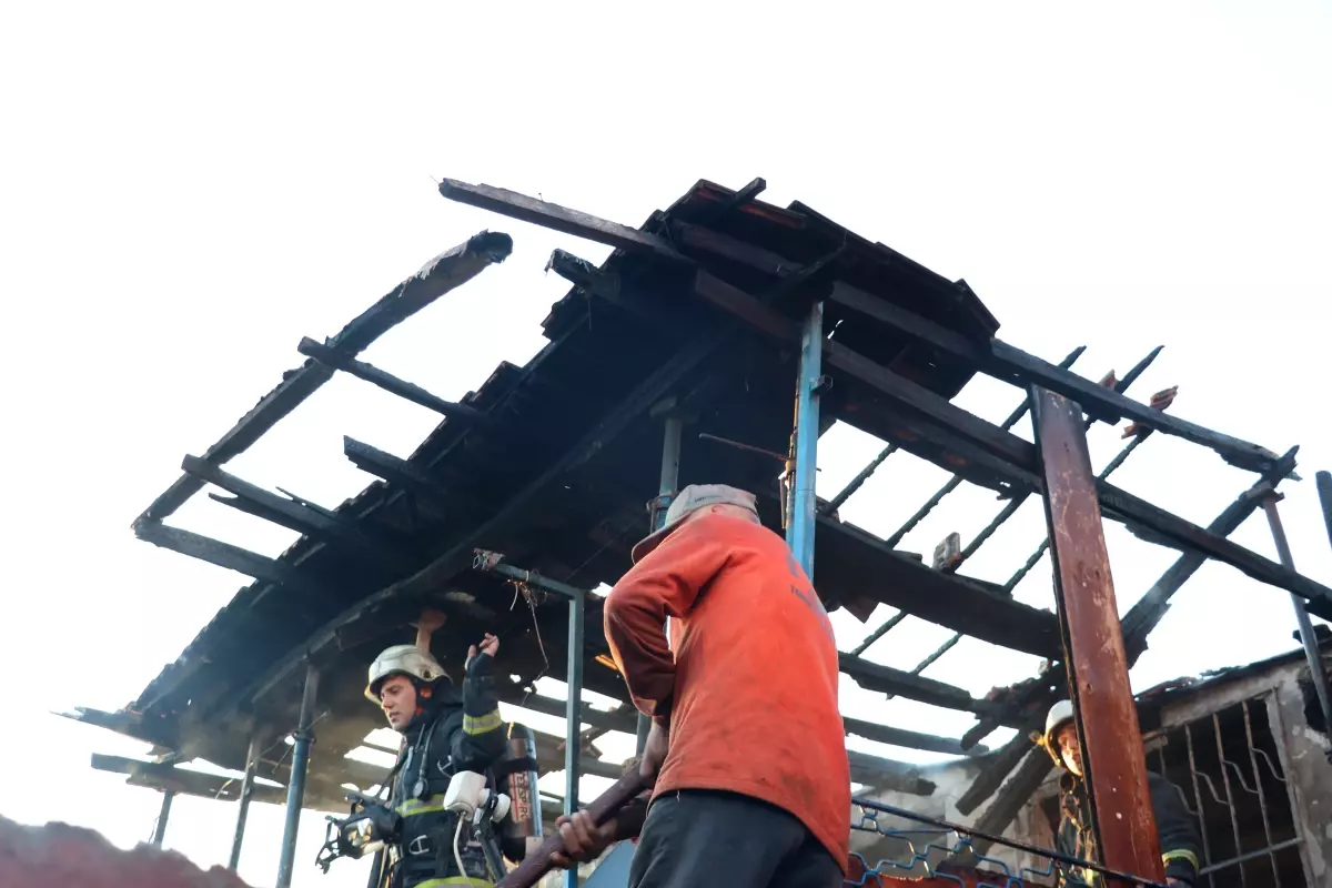 Antalya\'da Yangın: Ev Kullanılamaz Hale Geldi