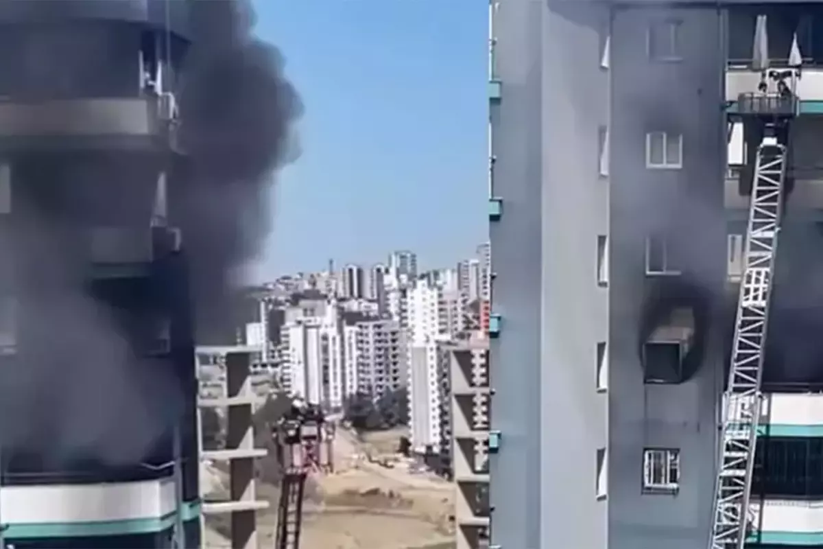 Apartmanda çıkan yangında mahsur kalan baba ve bebeğini inşaat işçisi genç kurtardı