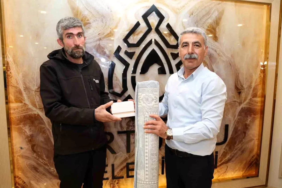 Artuklu Belediyesinden özverili temizlik işçilerine anlamlı ödül