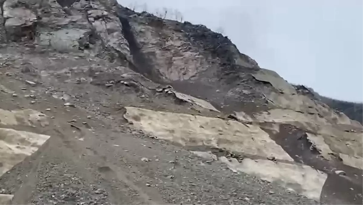 Şavşat\'ta Heyelan, Yol Kapandı