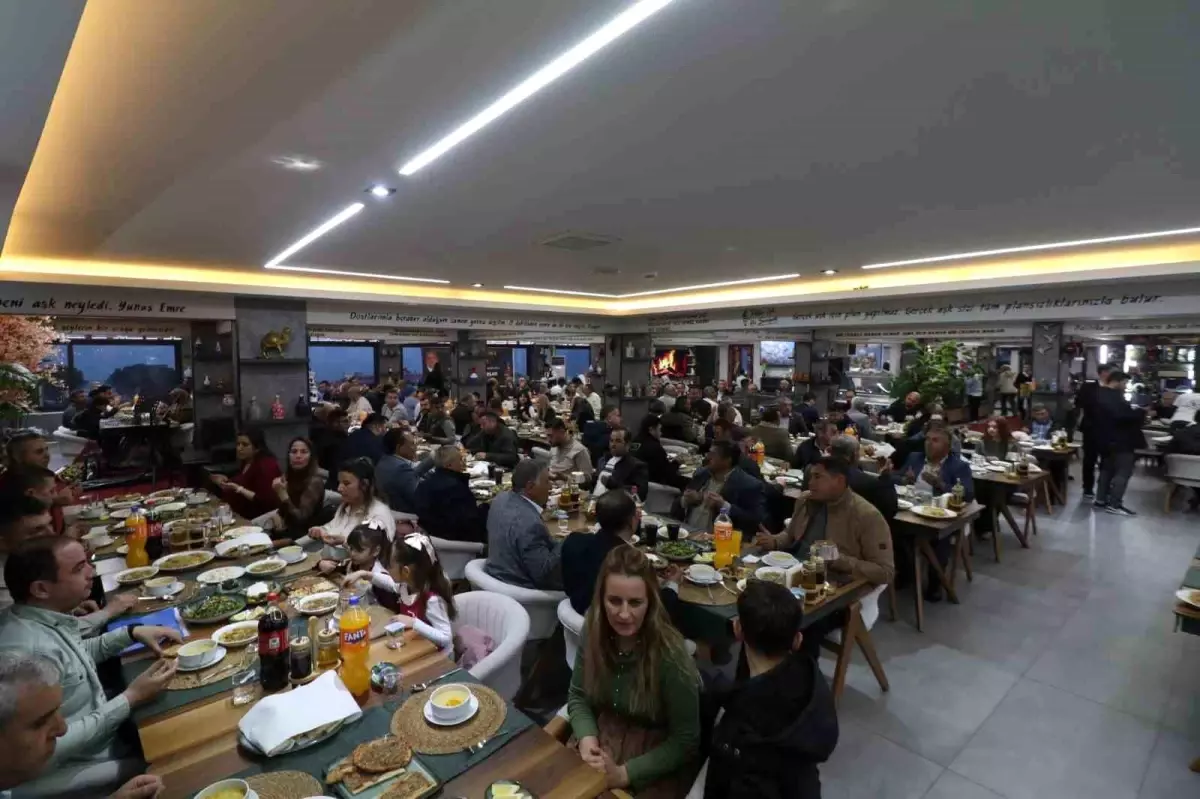 Başkan Özel, muhtarlarla iftarda bir araya geldi
