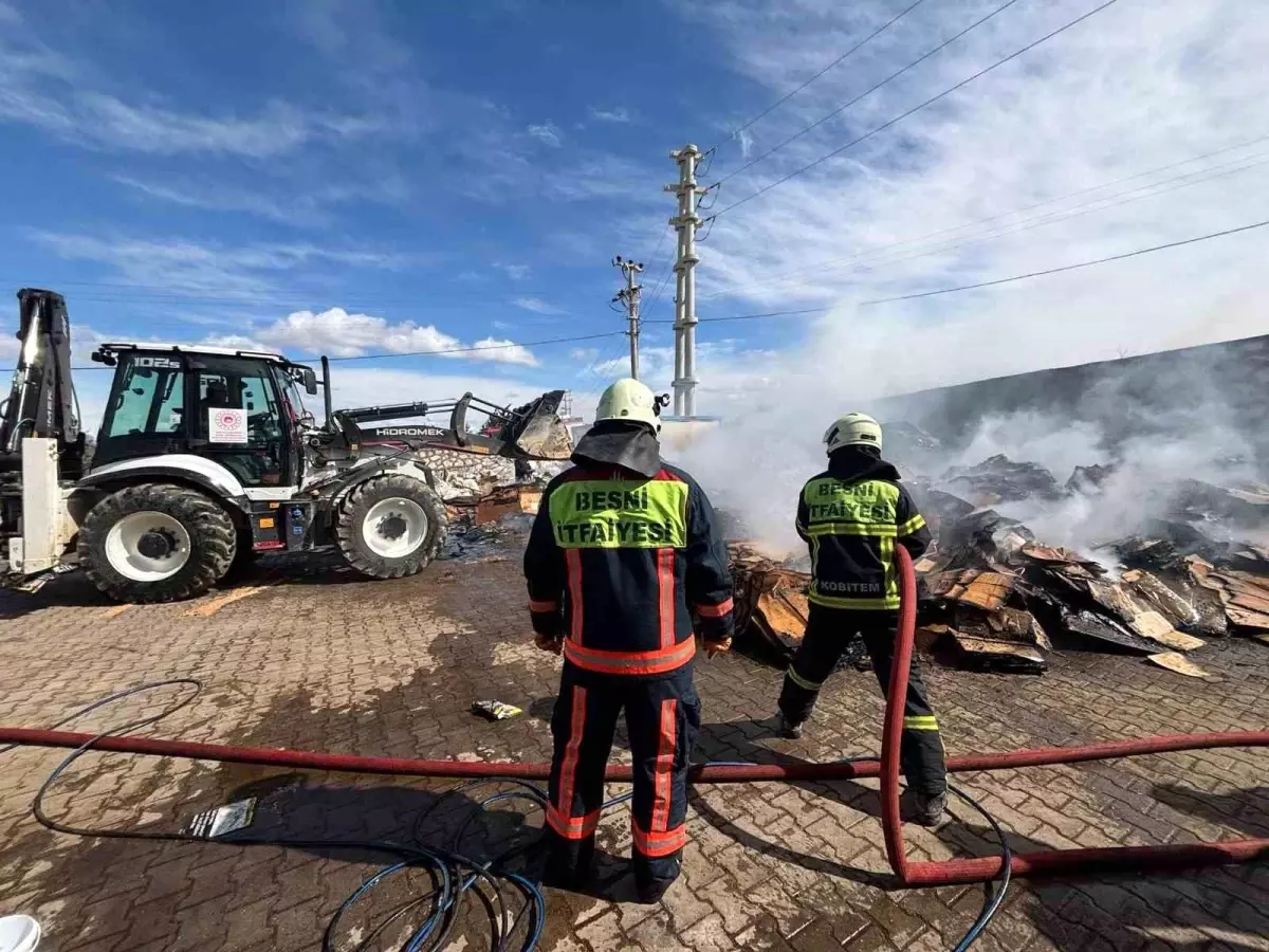 Besni\'de Tütün Fabrikasında Yangın