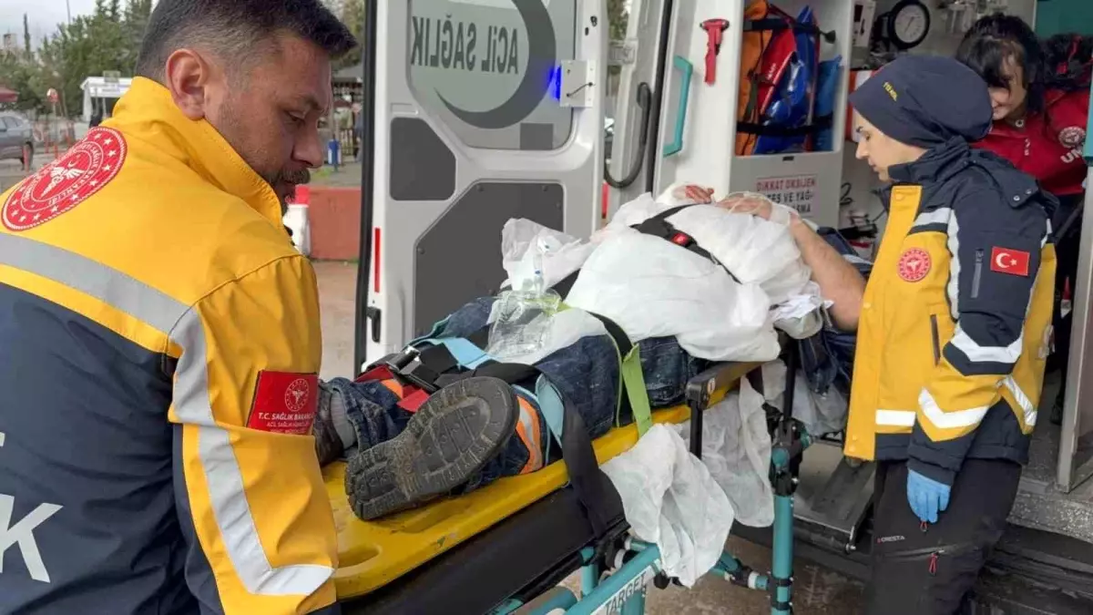 Beton Mikseri Sürücüsü Düşerek Yaralandı