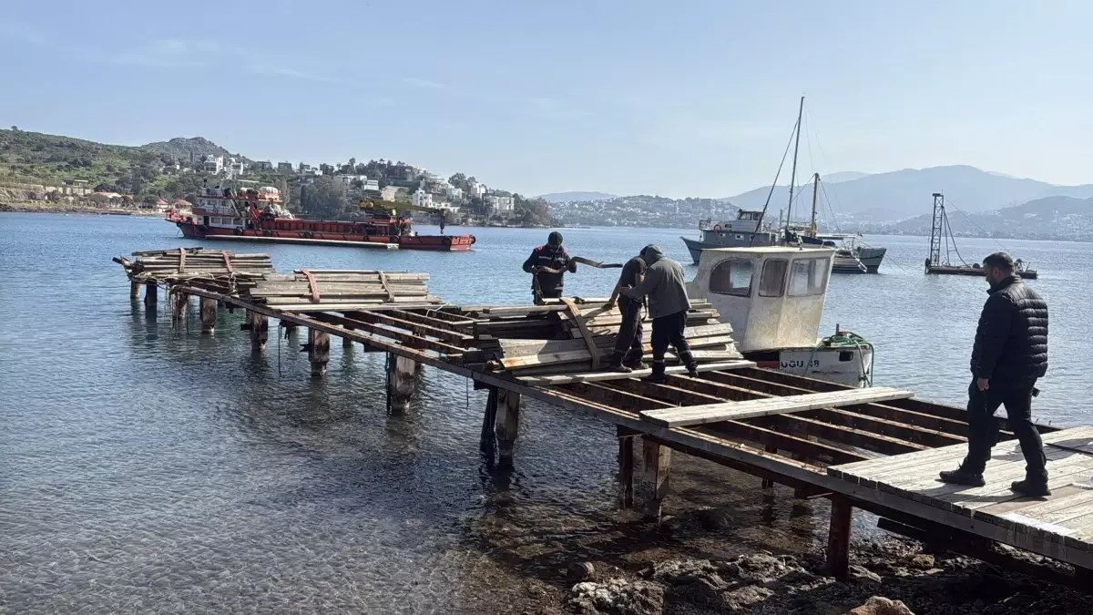 Bodrum\'da Kaçak İskeleler Yıkıldı