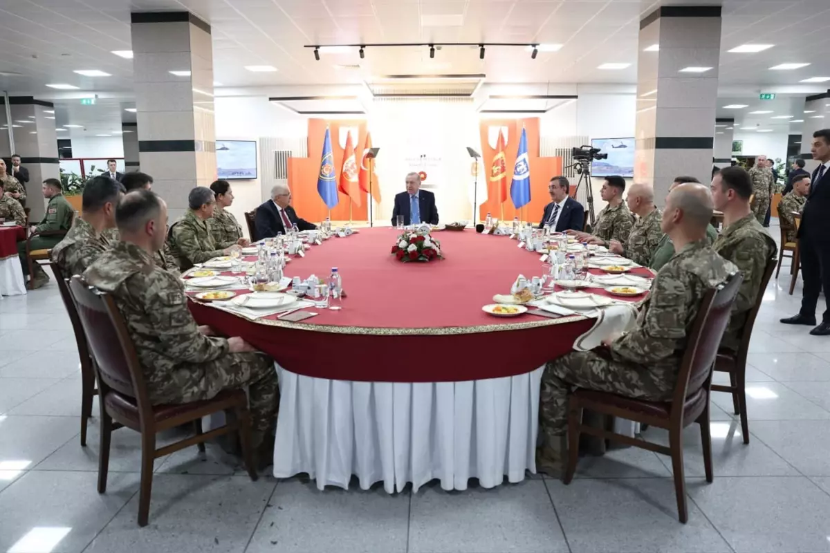 Cumhurbaşkanı Erdoğan, Özel Kuvvetler Komutanlığı\'nda Mehmetçikle iftar programında bir araya geldi