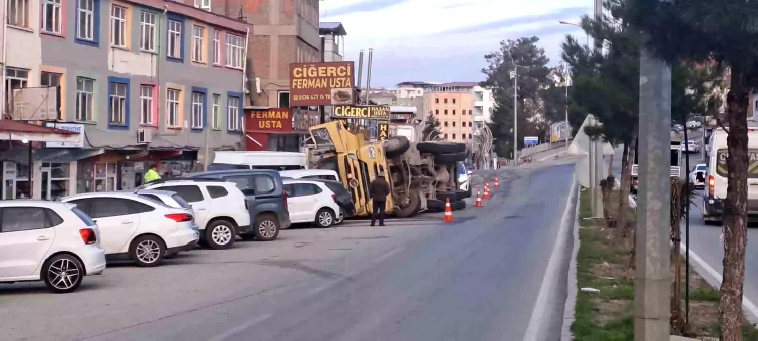 Diyarbakır\'da Tır Devrildi: 7 Araca Çarptı