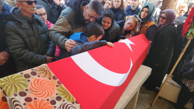 Fatma öğretmene acı veda! Oğlunun hareketi herkesi ağlattı Fatma öğretmene acı veda! Oğlunun hareketi herkesi ağlattı