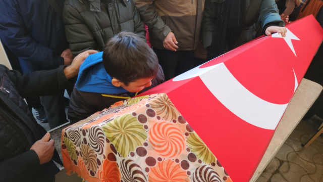 Fatma öğretmene acı veda! Oğlunun hareketi herkesi ağlattı Fatma öğretmene acı veda! Oğlunun hareketi herkesi ağlattı