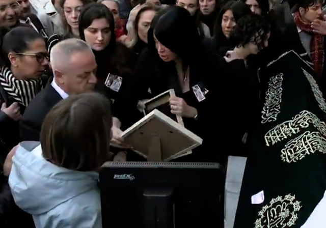 Fatmanur Çelik ile kızının cenazesinde olay: Tabuta dokunmalarına izin vermediler