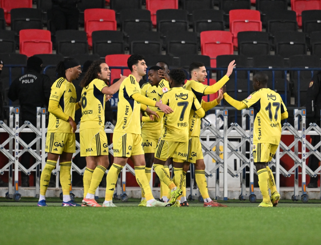 Fenerbahçe kupada 4 golle çeyrek finale yükseldi Fenerbahçe kupada 4 golle çeyrek finale yükseldi