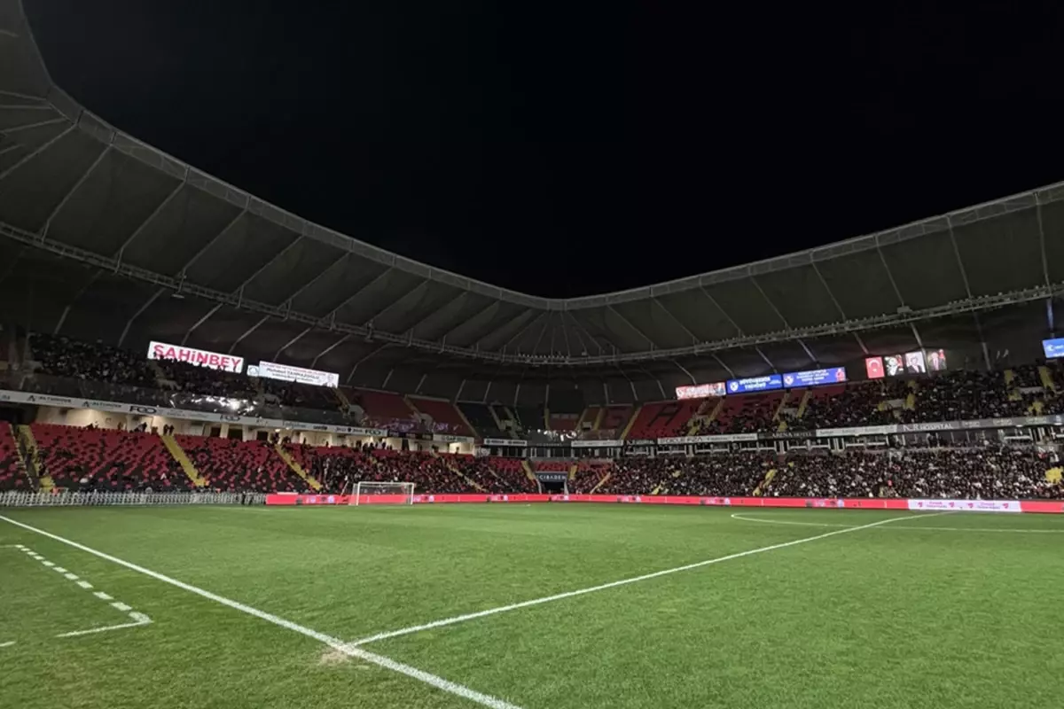 Gaziantep FK-Fenerbahçe mücadelesi ışıklandırmadaki arıza nedeniyle 1 saat gecikmeli başladı