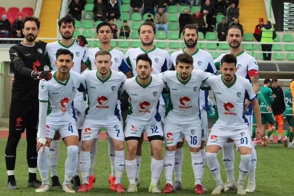 Hakem kararlarına isyan edip apar topar ligden çekildiler