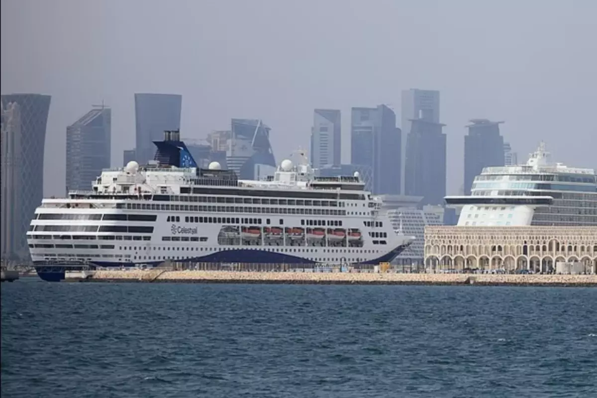 Hürmüz Boğazı\'nda binlerce yolcu, İran ablukası nedeniyle gemilerde mahsur kaldı