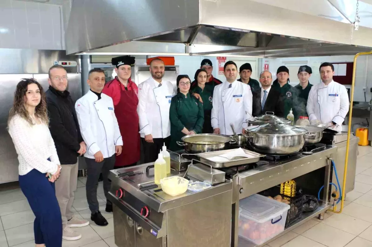 İftar hazırlığı yapamayan muhtaç ailelerin iftarı lise öğrencilerinden