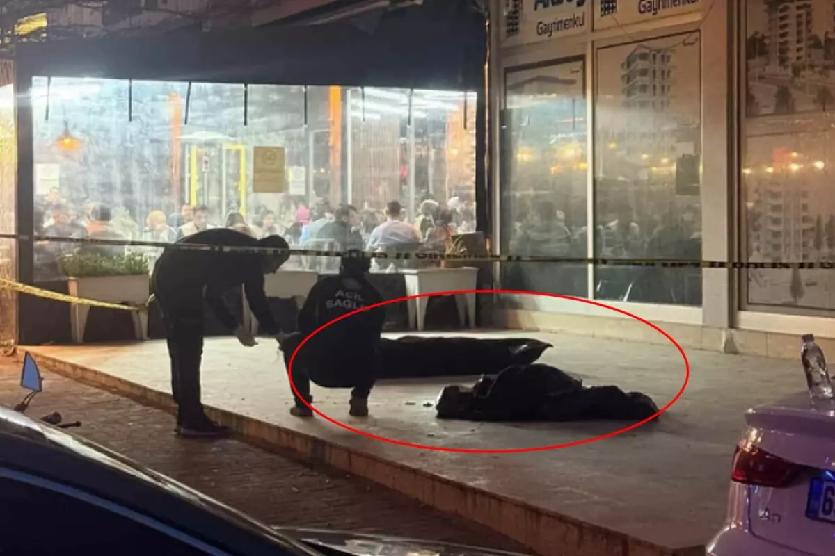 İnsanlığın geldiği son nokta! Cansız bedene aldırmadan yemek yediler