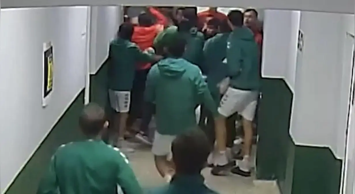 Maç öncesi ortalık karıştı: Futbolcular kramponlarla darbedildi