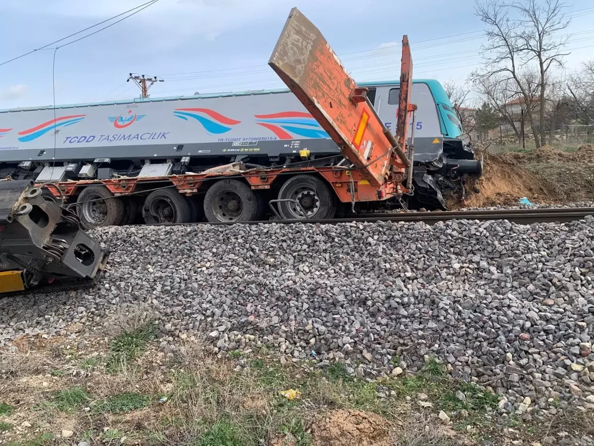 TIR ile Tren Çarpıştı: 2 Makinist Yaralı