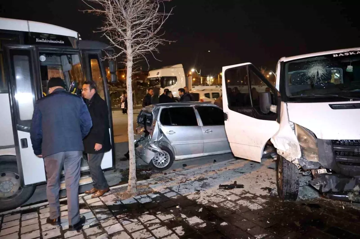 Alkollü Sürücü Park Halindeki Araçlara Çarptı