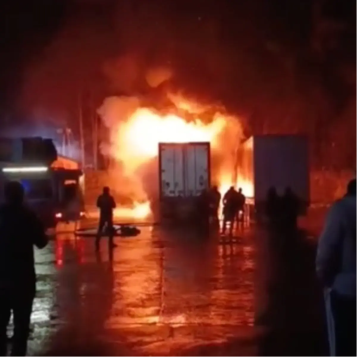 Hopa\'da TIR Parkında Yangın