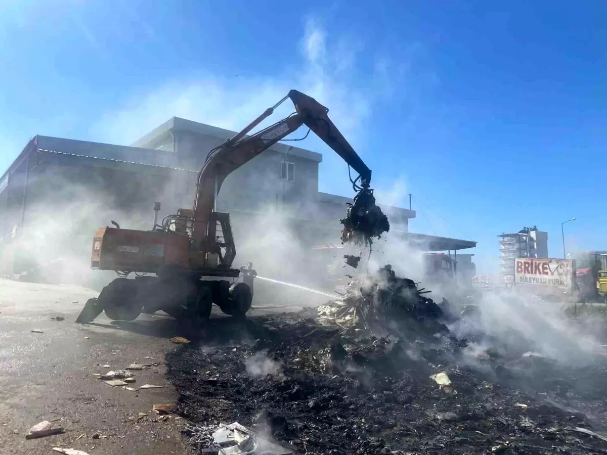 Antalya\'da Sanayi Sitesinde Yangın Çıktı