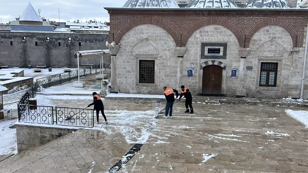 Sivas\'ta Kar Yağışı Cadde ve Sokakları Beyaza Bürüdü