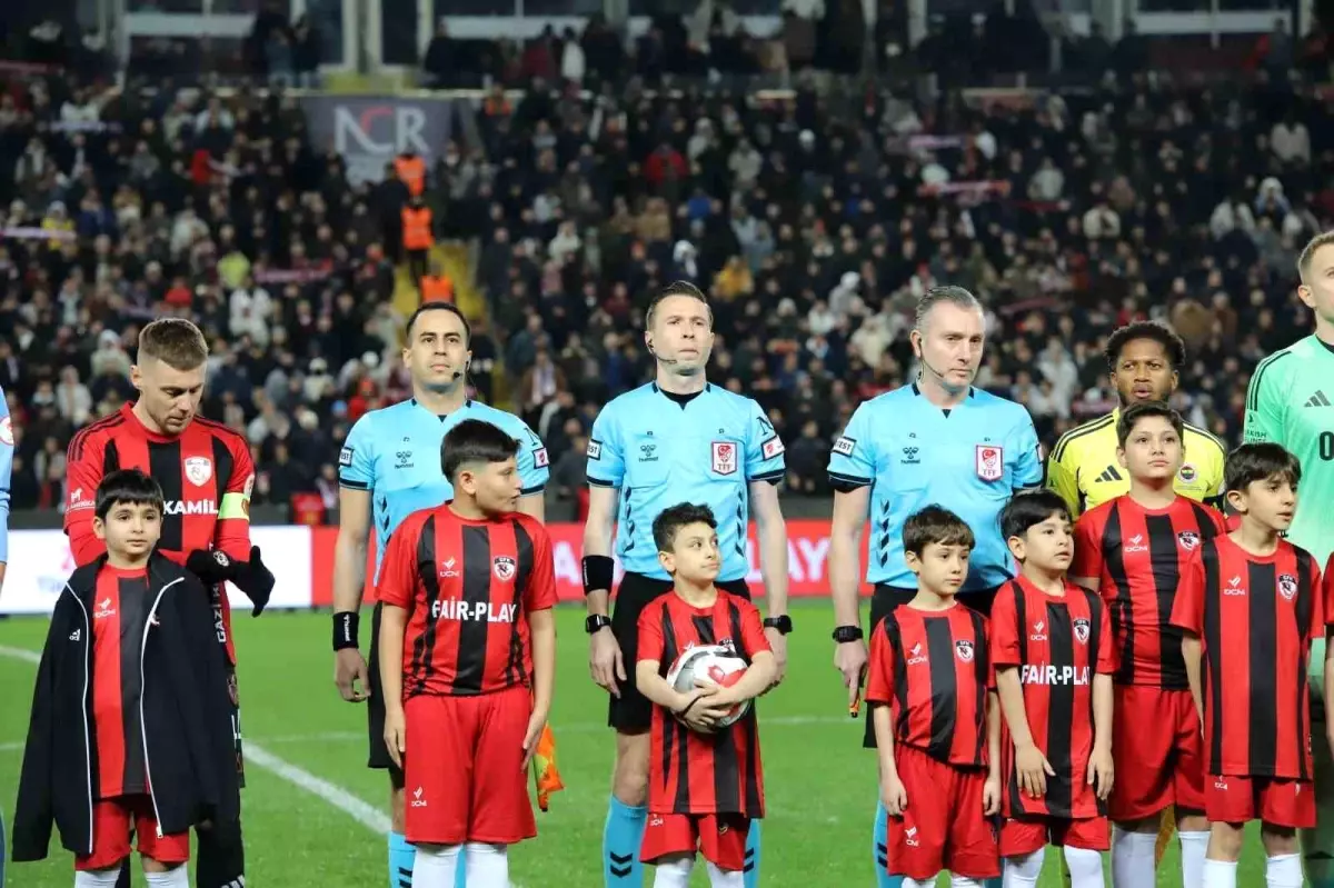 Gaziantep FK - Fenerbahçe Maçı Başladı