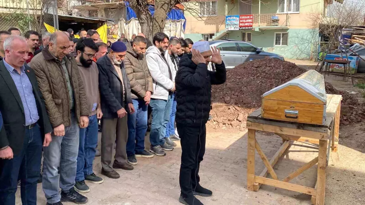 İzmit\'te Yangında Hayatını Kaybeden Cahit Tanıl Toprağa Verildi