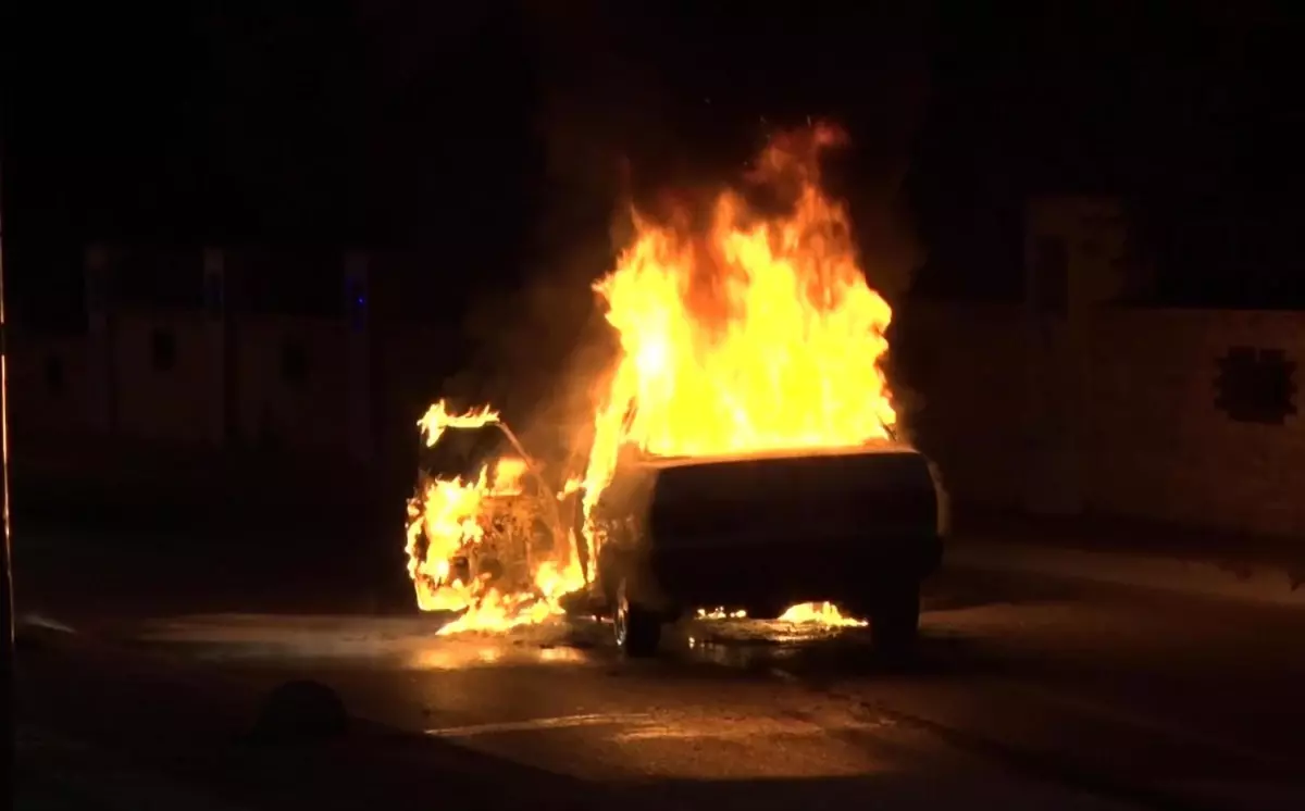 Antalya\'da Araç Yangını: Aile Kurtuldu