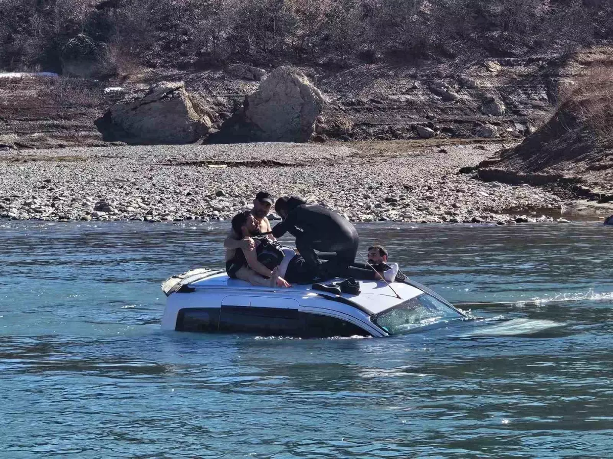 Tunceli\'de Araç Baraj Gölü\'ne Düştü